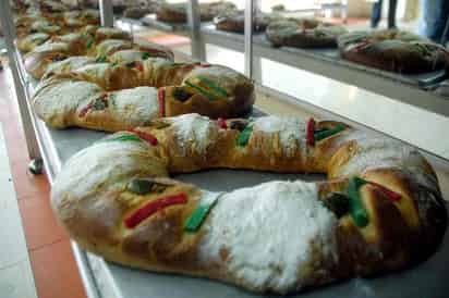 Cada seis de enero, las familias mexicanas parten la tradicional Rosca. (ARCHIVO)