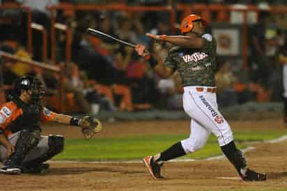 Los cañonazos de Juan Miranda fueron el deleite de los aficionados durante la temporada 2013, a tal grado que el jardín derecho del Revolución fue bautizado como 'La zona de Miranda'. (Archivo)