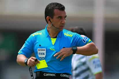 En la cancha del estadio Azul, Paul Delgadillo será el designado para dirigir las acciones del Cruz Azul-Santos. (Archivo)