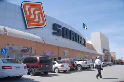 Como parte del acuerdo Soriana adquirirá a través de una oferta pública las acciones de un grupo de sociedades que operarán 118 tiendas propias, 42 rentadas, 3 centros de distribución, 18 reservas territoriales así como otras propiedades inmobiliarias. (ARCHIVO)