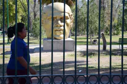 Monumento. La cabeza de Morelos se observa desde el exterior del Bosque Venustiano Carranza.