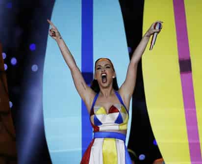 La bella cantante salió a escena en medio de un impresionante montaje. (AGENCIAS)
