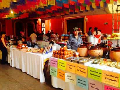 
Más de 40 maestros tamaleros de diversos estados del país y de América Latina, se dieron cita en la Feria del Tamal.

