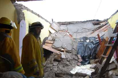 Techo. De una vivienda colapsó por el acumulamiento de agua, un adulto y dos menores se encontraban en la recámara. (EL SIGLO DE TORREÓN/ MARY VÁZQUEZ)