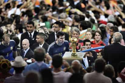 Fotografía captada por el chino Bao Tailing que ha ganado el máximo galardón del fotoperiodismo mundial en la categoría fotografía en solitario de Noticias deportivas. La imagen muestra al delantero argentino Lionel Messi durante la final de Mundial de la FIFA 2014 en el estadio Maracaná. (EFE)