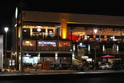 La disminución de sucesos ligados al crimen organizado provocó que poco a poco en las noches, las calles de Torreón se vean llenas de gente que acuden a negocios a divertirse. (El Siglo de Torreón)