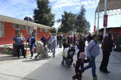 Mejoras. Realizan diferentes acciones de mantenimiento en la escuela Lázaro Cárdenas con el programa Escuela con Ganas. (EL SIGLO DE TORREÓN)