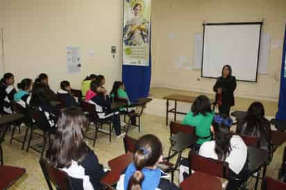 Orientación. Las estudiantes recibieron una plática para evitar ser víctimas de violencia en el noviazgo.