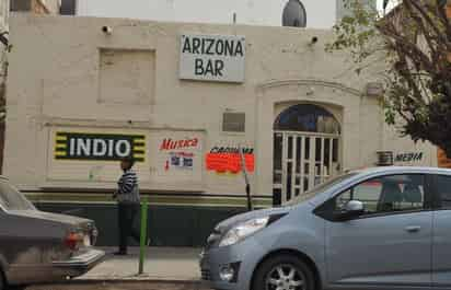 Ataque. Hombres armados, a bordo de un auto, disparan contra clientes del bar Arizona, de Gómez Palacio, el saldo fue de dos personas muertas y otras dos heridas. 