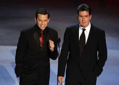 Cryer recordó que tanto él como Sheen atravesaron divorcios en la misma época y cuando Jon se acercó a Charlie para pedir consejos, terminaron hablando de prostitutas.