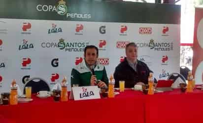 La presentación estuvo a cargo de Leopoldo López, Subdirector de Vinculación de la empresa metalúrgica, así como de Luis Miguel Pérez, Director de Escuelas y Academias de Santos Laguna. (EL SIGLO DE TORREÓN)