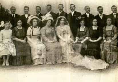 El día 12 de octubre de 1911, en Lerdo, se efectuó el matrimonio de la señorita Isaura Chávez Guerrero y don Antonio Montemayor. En la foto, se encuentran en la parte superior, de izquierda a derecha: Pascual Montemayor, Agustín Montemayor, J. Trinidad González, Jesús Garza, José Chávez Guerrero (hermano de la novia), J. Luz. M. González, el novio Antonio Montemayor, Patricio González, Emeterio Elizondo y Tomás González. Sentadas están, de izquierda a derecha: Antonia González M, María Garza de Montemayor, Emilia Núñez, Concepción R. de González, la novia Isaura Chávez Guerrero, Cleotilde H. de González, Octavia M. de González y Tita G. de Elizondo. 