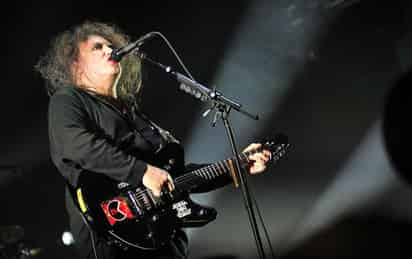 El músico británico Robert Smith, líder y vocalista del grupo de rock The Cure, festeja este martes su cumpleaños 56 a la espera del lanzamiento, el próximo 15 de junio, del tema “There’s a girl in the corner', que grabó junto a la banda escocesa The Twilight Sad. (ARCHIVO)