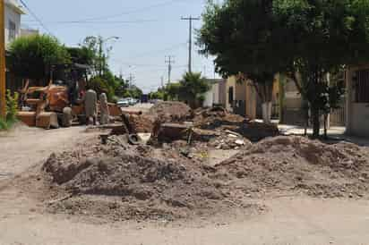 Proyecto gradual. En sectores donde urge drenaje pluvial, empezaron ayer los trabajos. (EL SIGLO DE TORREÓN)