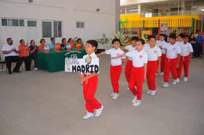 La breve pero emotiva ceremonia comenzó dando la bienvenida a cada uno de los equipos participantes en ambos deportes, escuadras conformadas por alumnos de los niveles de primaria y secundaria. 