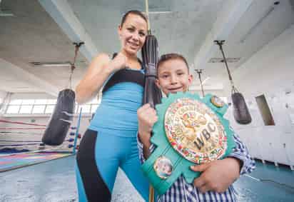 La boxeadora supermosca Zulina ‘La Loba’ Muñoz asegura que “un hijo es una motivación, te hace dar el extra. Pienso en las cosas que no tuve de niña y yo quiero dárselo todo a mi hijo”. (Agencias)