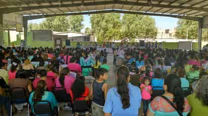 Celebración. Realizan festival masivo para las mamás en la cabecera municipal de Mapimí. (Cortesía)