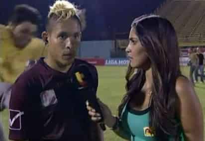 El momento exacto donde el aficionado patea a Ocanto. (YouTube)