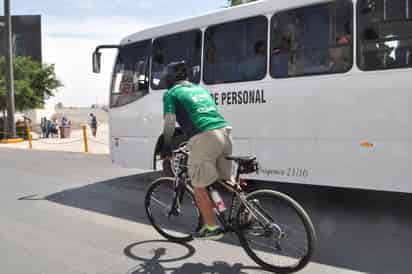 En bici. Édgar Torres pedaleó en el Ruedatón a las 11:30 horas, para pedir la aplicación de la Visión Cero en La Laguna. (FABIOLA P. CANEDO)