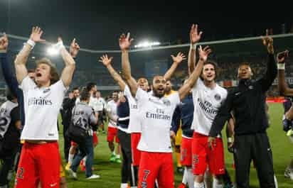 Jugadores del París Saint Germain festejan la obtención de su quinto título de Liga francesa (tercero consecutivo). (AP)