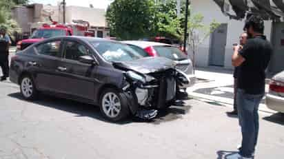 Daños. El Nissan Versa quedó muy dañado del frente y su conductora sufrió contusiones.