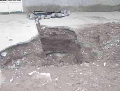 Drenaje. Los vecinos piden reponer la tubería, pues el agua corre por debajo. (EL SIGLO DE TORREÓN)