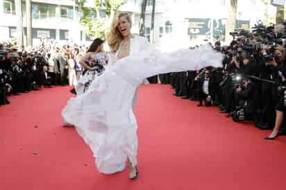 Pasarela. La modelo Petra Nemcova a su llegada a la presentación del filme Youth, en el Festival Internacional de Cine de Cannes.