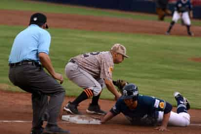 Vaqueros Laguna vino de atrás para vencer a los Sultanes de Monterrey 5-4 en el segundo de la serie. (Notimex)