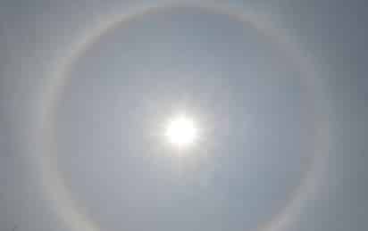 El fenómeno se forma ante las bajas temperaturas con aros luminosos a los lados del sol.