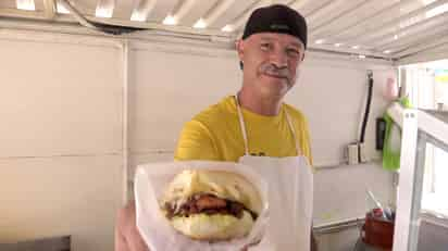 José Juan lleva 20 años haciendo los tradicionales lonches de adobada. (El Siglo de Torreón)