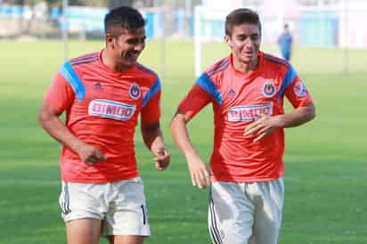 Isaac Brizuela en un entrenamiento con Chivas.  (Jam Media)