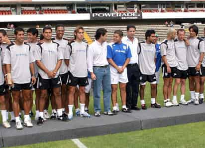 Alejandro Irarragorri y Daniel Guzmán fueron presentados en Querétaro antes del Apertura 2006. (Archivo)