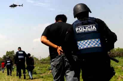 Varias personas resultaron lesionadas y otras más detenidas este jueves, tras el desalojo de un predio irregular conocido como La Poblanita, en la delegación Tláhuac. (EL UNIVERSAL)