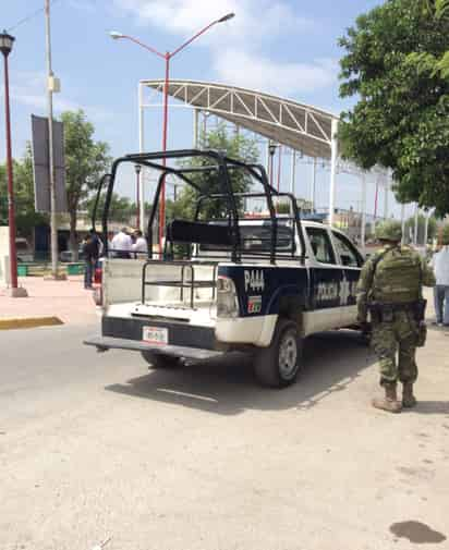 Los presentes en el lugar impidieron que se los llevaran secuestrados, sin embargo, los hombres lograron llevarse las pertenencias de los representantes afectados. (El Siglo de Torreón)
