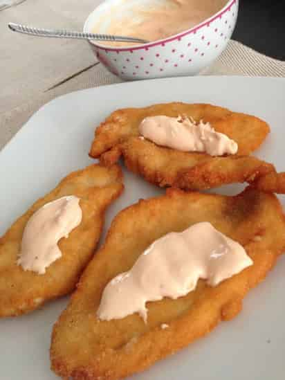 Pollo empanizado con mayonesa de guindilla