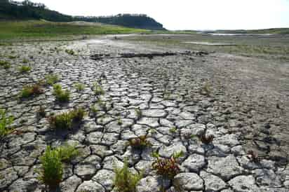 Señala que 21 de las 37 mayores reservas subterráneas del planeta perdieron más agua de la que recibieron durante una década de observación, entre 2003 y 2013. (ARCHIVO)