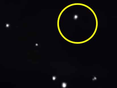 El punto luminoso en el cielo luego se 'dividió' en otros más. (YOUTUBE)