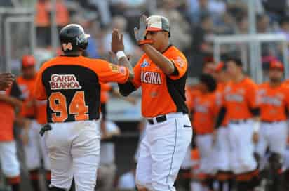 Willy Aybar (94) felicita a Francisco 'Chipper' Méndez luego de que conectara un jonrón. (Foto: Jesús Galindo)