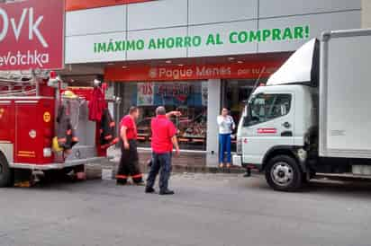 Auxilio. En pocos minutos arribaron los bomberos y elementos  de Protección Civil para conjurar el riesgo de un incendio mayor.