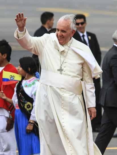 El Papa Francisco partió rumbo a Bolivia y luego a Paraguay, los otros destinos de su primera gira pastoral por América Latina. (EFE)