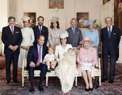 Destaca entre las imágenes la foto grupal, donde aparece la familia real británica tras el bautizo de la princesa Carlota. (EFE)