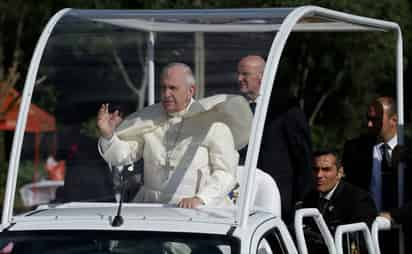 El Papa Francisco fue trasladado en un vehículo que fue utilizado en 1988 por Juan Pablo II, durante su visita a Paraguay. (AP)