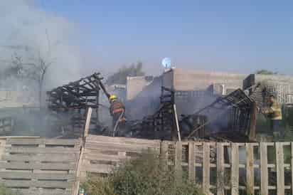 Daños. Los bomberos se movilizaron de manera rápida para evitar que las llamas alcanzaran otros jacales vecinos. (Cortesía)