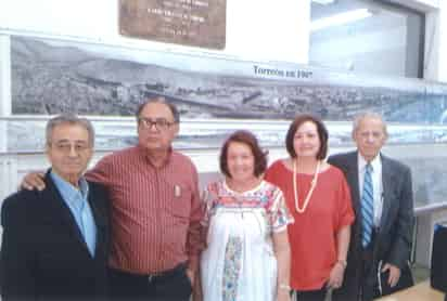 Reunión de trabajo en el Archivo Municipal de los Consejeros de la Crónica de Torreón: De izquierda a derecha, Profr. Claudio Taboada; Dr. Rodolfo Esparza Cárdenas, director; Mtra. Oralia Esparza; Lic. Ma. Isabel Saldaña y José León Robles de la Torre.
