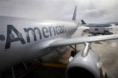 El avión McDonnell Douglas MD-80, con 141 pasajeros y cinco tripulantes, volaría hacia Chicago, cuando se detectó humo en la cabina, lo que propició la evacuación por las resbaladillas inflables de la aeronave donde tres personas resultaron lesionadas.