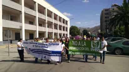 El contingente estuvo encabezado por trabajadores activos, jubilados y pensionados, de las diferentes clínicas y hospitales.
