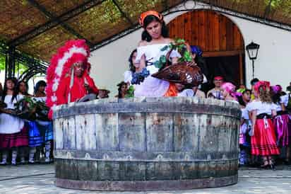 Hermosas vendimiadoras con sus vestidos blancos y pañoletas de colores, van por el pueblo con sus canastas llenas de deliciosas uvas listas para la molienda.