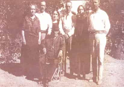 El LIC. PRAXEDIS DE LA PEÑA GARCÍA, ACOMPAÑADO DE SUS HIJOS. Fotografía tomada del libro: “DE LA PEÑA, NUESTRAS RAÍCES”, EDIC. 1998, de la autoría de su bisnieto ING. PRAXEDIS FRANCKE RAMÍREZ Y DE ANA MARÍA DEL REFUGIO G. DE GONZÁLEZ.