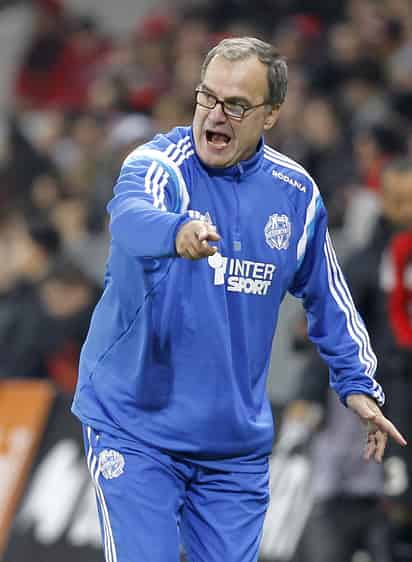 El técnico argentino del Olympique de Marsella, Marcelo Bielsa, se deslindó este jueves de cualquier acercamiento formal para convertirse en el nuevo timonel de la Selección Mexicana de Futbol. (EFE)