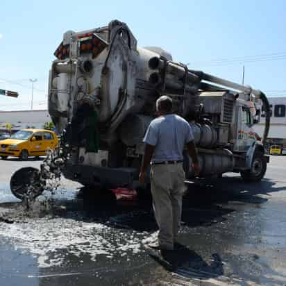 Serán sancionados  los tres trabajadores sindicalizados al servicio del Sistema Municipal de Aguas y Saneamiento que este viernes causaron un derrame de aguas negras  en una área de cinco cuadras en la avenida Universidad. (FERNANDO COMPEAN)